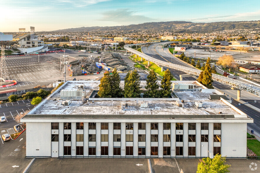 675 Hegenberger Rd, Oakland, CA for lease - Aerial - Image 2 of 9