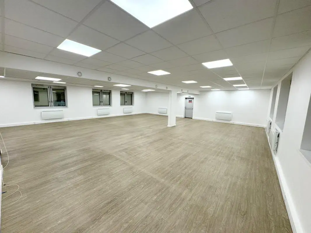 7 Rue Jean Mermoz, Versailles for lease Interior Photo- Image 1 of 4