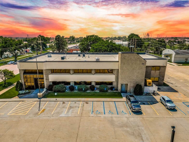 500 W 1 St Ave, Hutchinson, KS for sale - Primary Photo - Image 1 of 71
