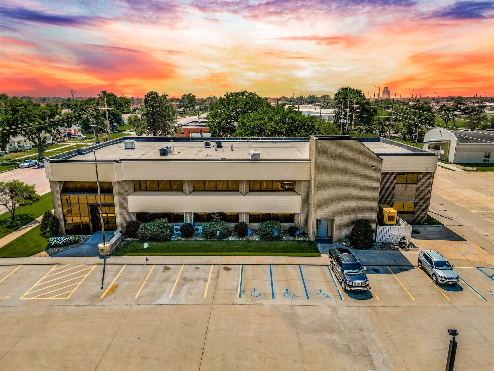 500 W 1 St Ave, Hutchinson, KS for sale Primary Photo- Image 1 of 72