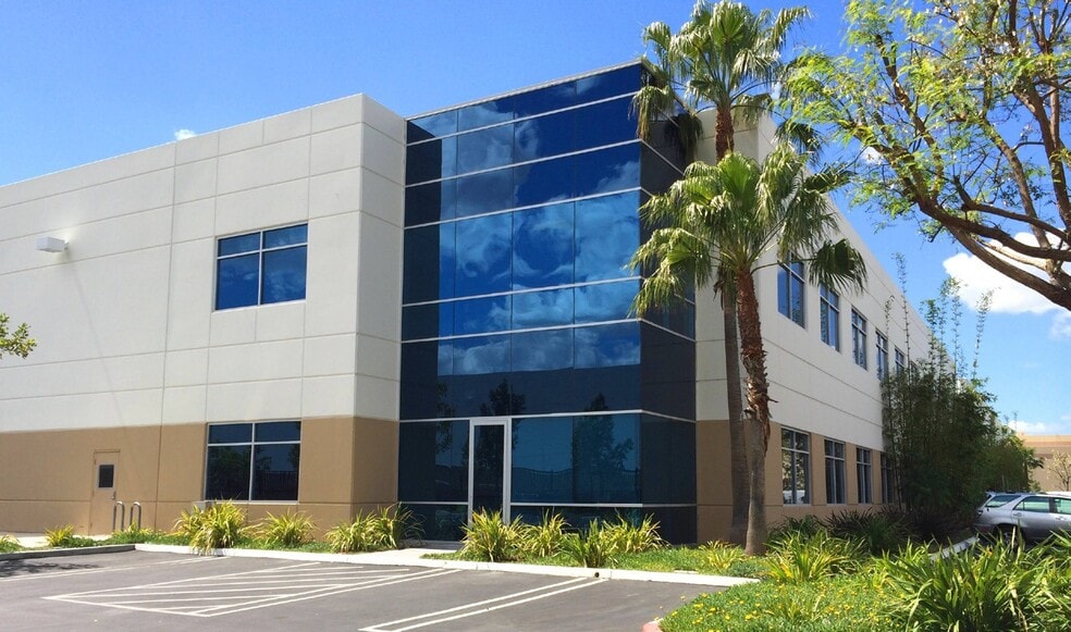 14300-14320 Arminta St, Panorama City, CA for lease - Building Photo - Image 3 of 6