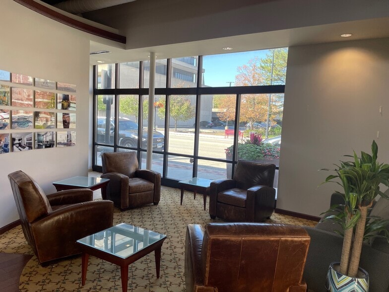 5009 W Oakton St, Skokie, IL for sale - Interior Photo - Image 3 of 9