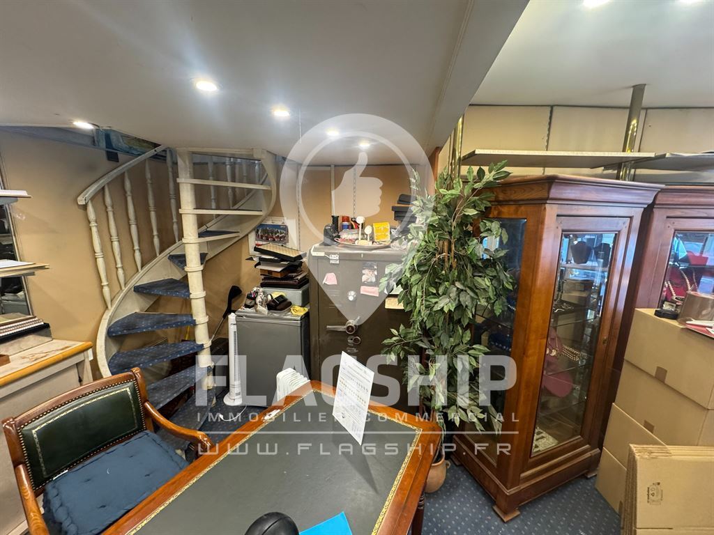 Retail in Paris for lease Interior Photo- Image 1 of 6