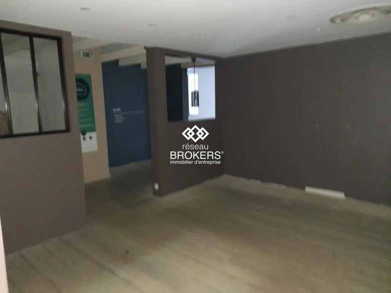 Retail in Fleury-les-Aubrais for lease - Building Photo - Image 2 of 3