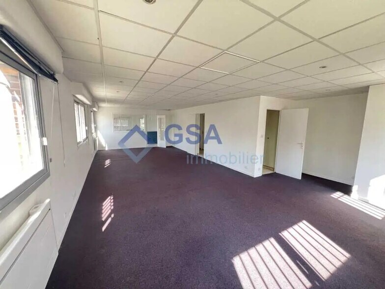 Office in Lisses for lease - Interior Photo - Image 2 of 4