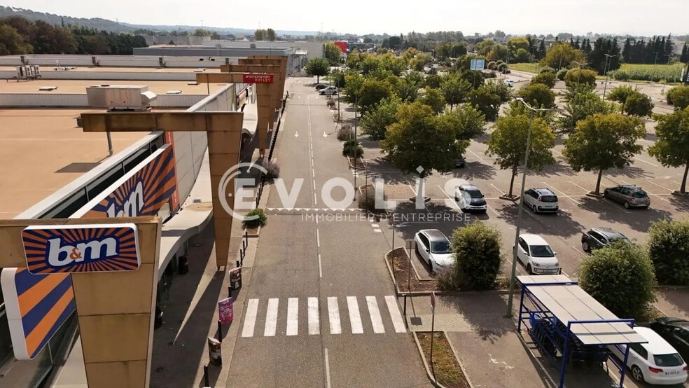 Retail in Sorgues for lease - Building Photo - Image 2 of 7