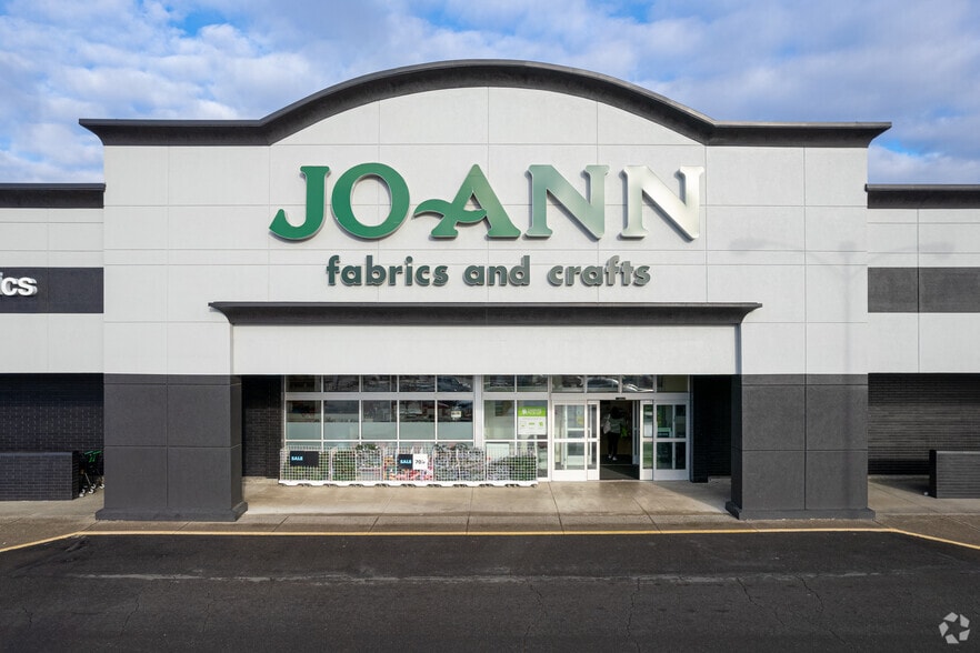 11945 SW Pacific Hwy, Tigard, OR for lease - Building Photo - Image 2 of 11