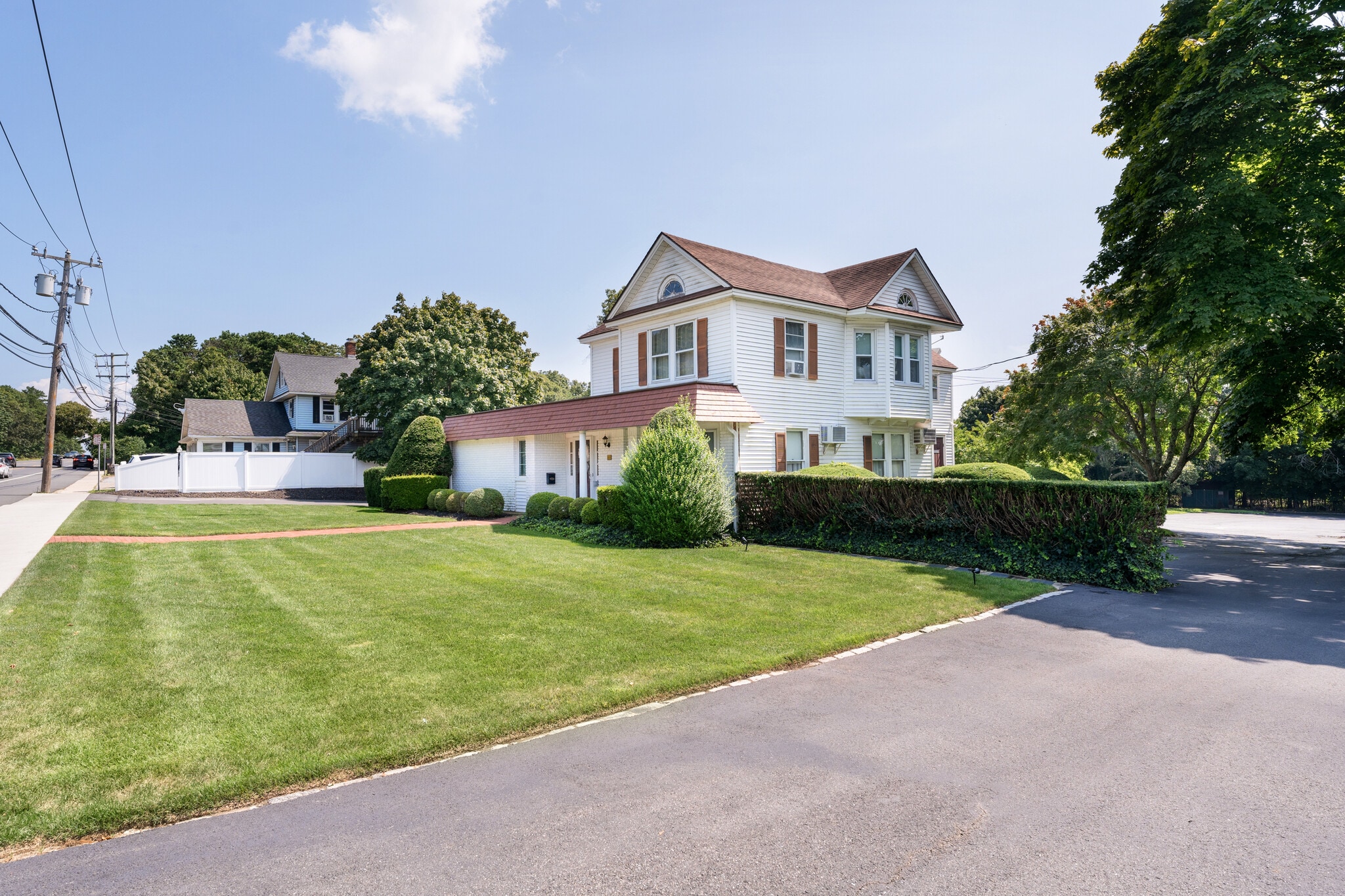 94 E Montauk 1 Hwy, Hampton Bays, NY for sale Primary Photo- Image 1 of 42