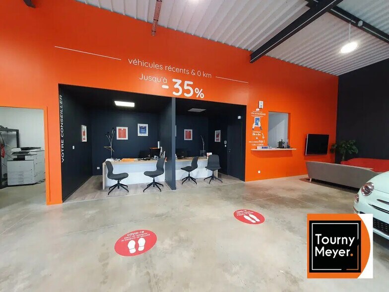 Flex in Pacé for lease - Interior Photo - Image 3 of 3