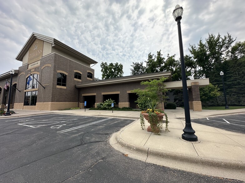 900 6th St, Howard Lake, MN for lease - Building Photo - Image 1 of 3