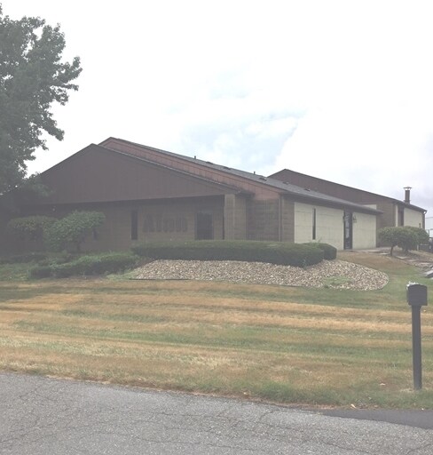 745 Greenway Dr, Columbus, IN for sale Primary Photo- Image 1 of 1