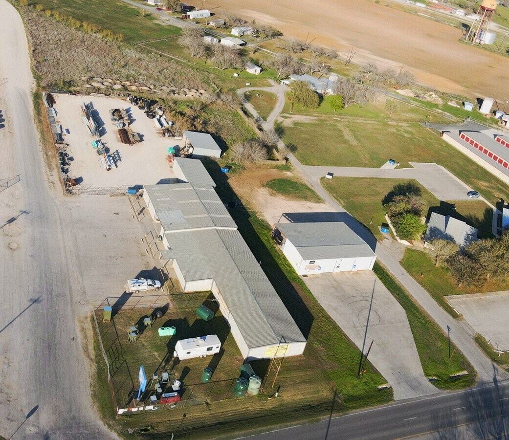 1304 W Hondo Ave, Devine, TX 78016