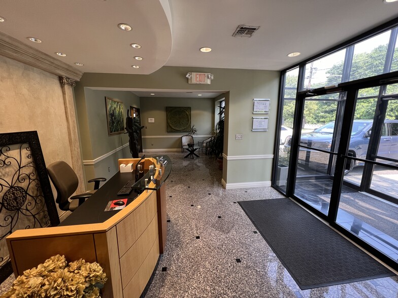 530-532 Sylvan Ave, Englewood Cliffs, NJ for lease - Lobby - Image 2 of 6