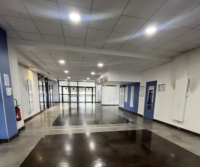 Office in Montigny-le-Bretonneux for sale - Building Photo - Image 3 of 4