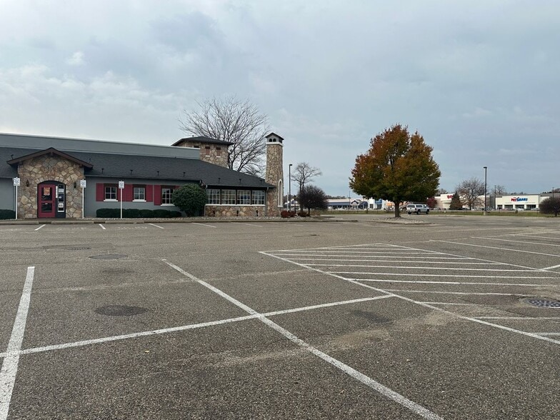 3015 W Shore Dr, Holland, MI for sale - Building Photo - Image 1 of 17