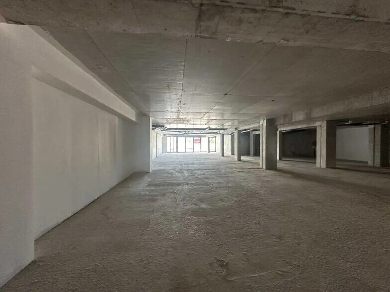 Retail in Bordeaux for lease - Building Photo - Image 2 of 10