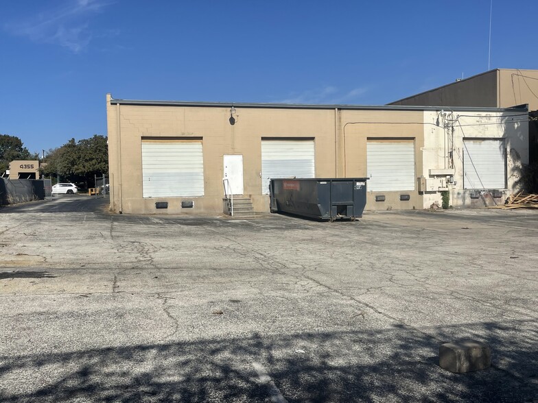 4358-4362 Centergate St, San Antonio, TX for lease - Building Photo - Image 3 of 4