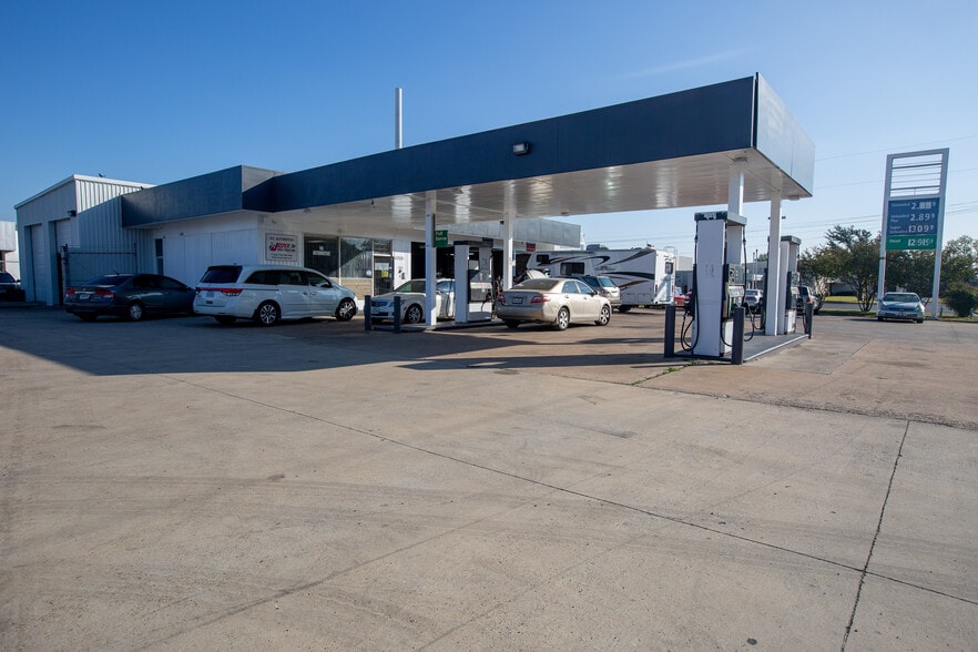 6705 Meadowbrook Dr, Fort Worth, TX for sale - Building Photo - Image 3 of 9