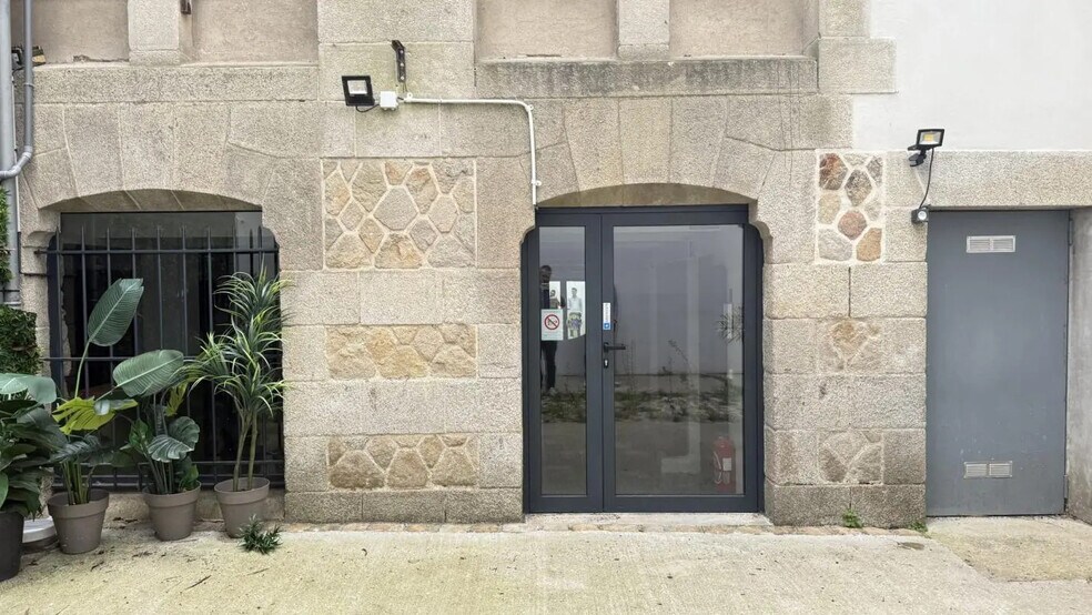 Retail in Vannes for sale - Building Photo - Image 1 of 10