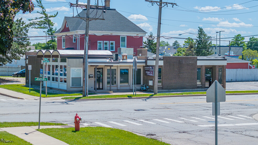 605-615 W Euclid Ave, Arlington Heights, IL for lease - Building Photo - Image 3 of 28