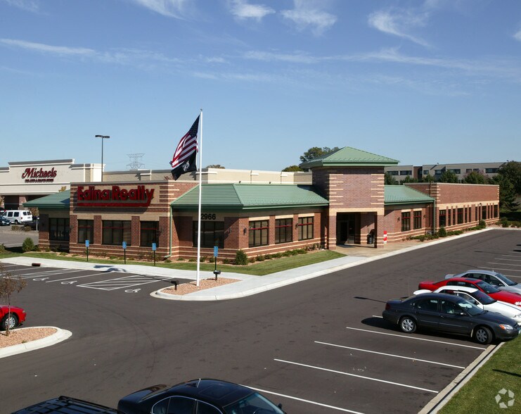 2966 N White Bear Ave, Maplewood, MN for lease - Building Photo - Image 2 of 3