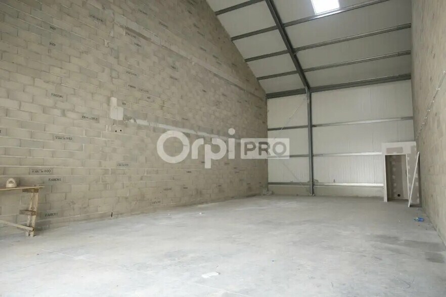 Flex in Chavanoz for lease - Interior Photo - Image 2 of 5