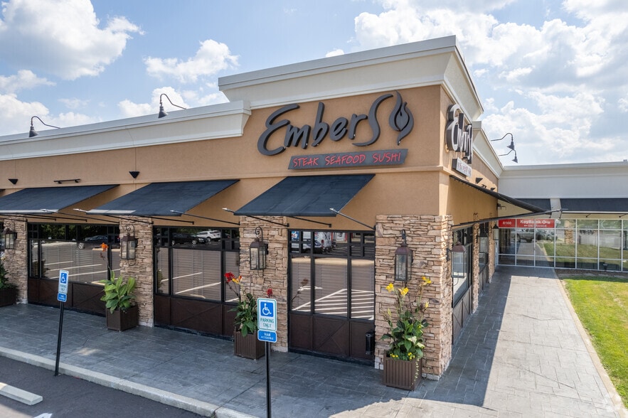 8160-8180 Montgomery Rd, Cincinnati, OH for lease - Primary Photo - Image 3 of 4