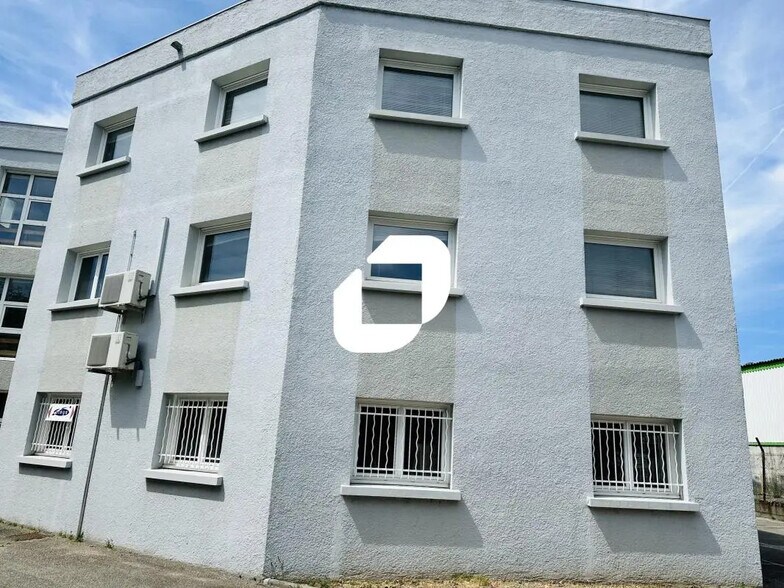 Office in Sassenage for lease - Building Photo - Image 2 of 14