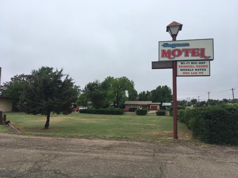 415 E 11th St, Hugoton, KS for sale - Building Photo - Image 2 of 11