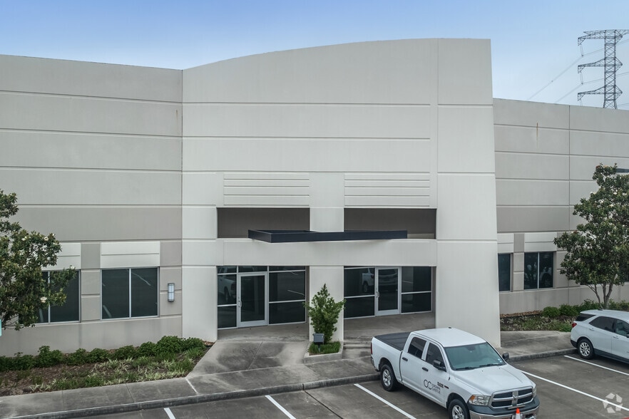 7220 N Sam Houston Pky W, Houston, TX for lease - Building Photo - Image 3 of 8