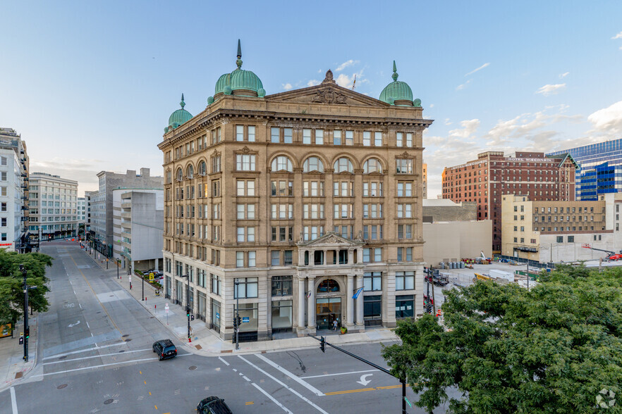 135 W Wells St, Milwaukee, WI for lease - Primary Photo - Image 1 of 8