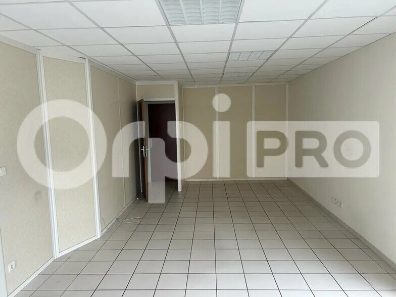 Office in Beauvais for lease - Building Photo - Image 3 of 12