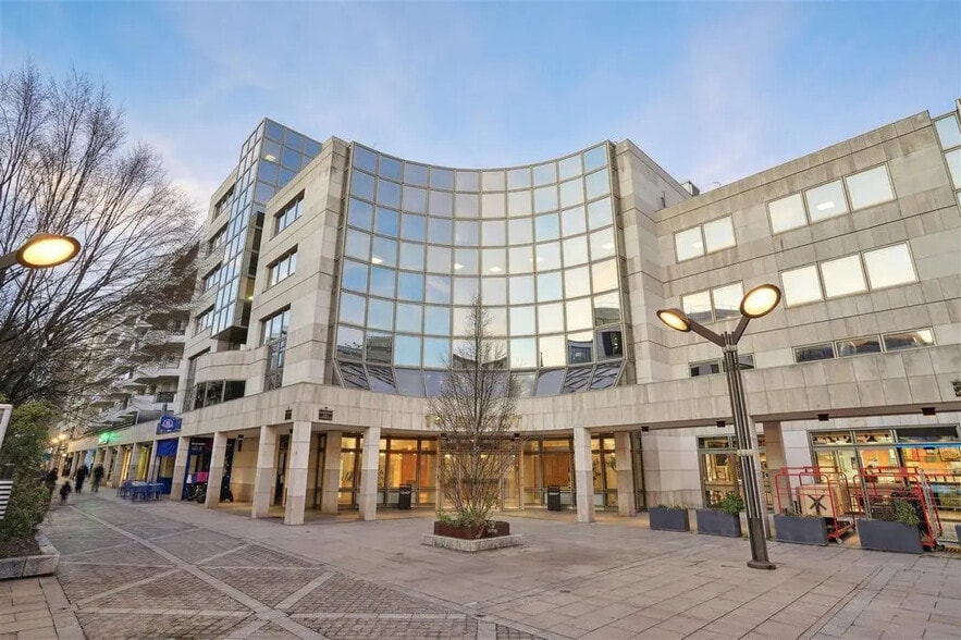 14 Place Marie - Jeanne Bassot, Levallois-Perret for lease - Building Photo - Image 1 of 11