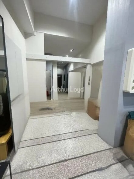 Retail in Reims for lease - Interior Photo - Image 3 of 8