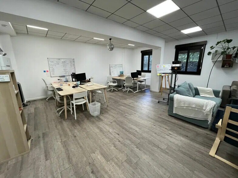 Office in Lyon for lease - Interior Photo - Image 3 of 4