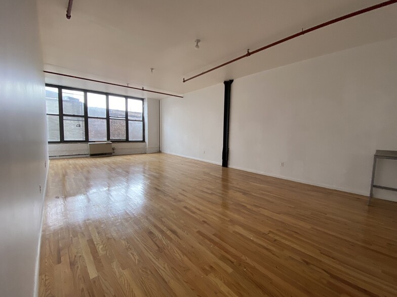 333 Scholes St, Brooklyn, NY for lease - Building Photo - Image 1 of 24