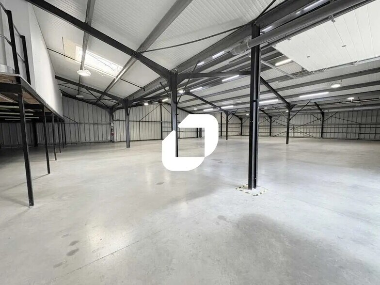 Office in Sainte-Eulalie for lease - Interior Photo - Image 2 of 14