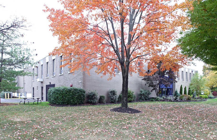 75 W Century Rd, Paramus, NJ for lease - Primary Photo - Image 1 of 3