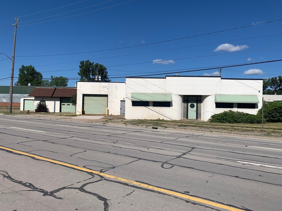 21493 Groesbeck Hwy, Warren, MI 48089