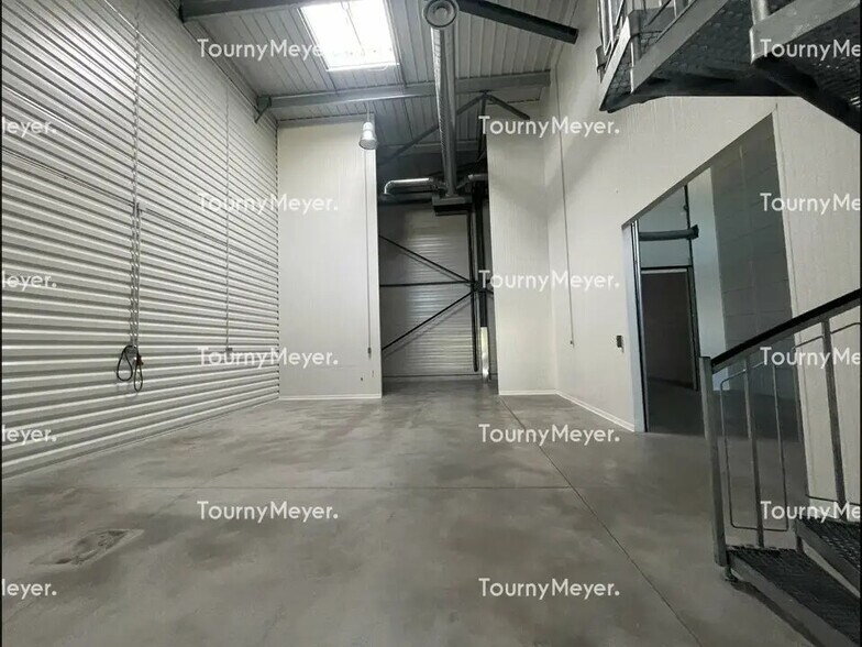 Flex in Vendargues for lease - Interior Photo - Image 2 of 12