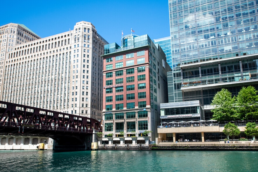 325 N Wells St, Chicago, IL for lease - Building Photo - Image 2 of 6
