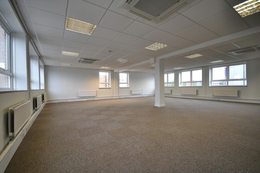 Stephenson Way, Crawley for lease - Building Photo - Image 2 of 8