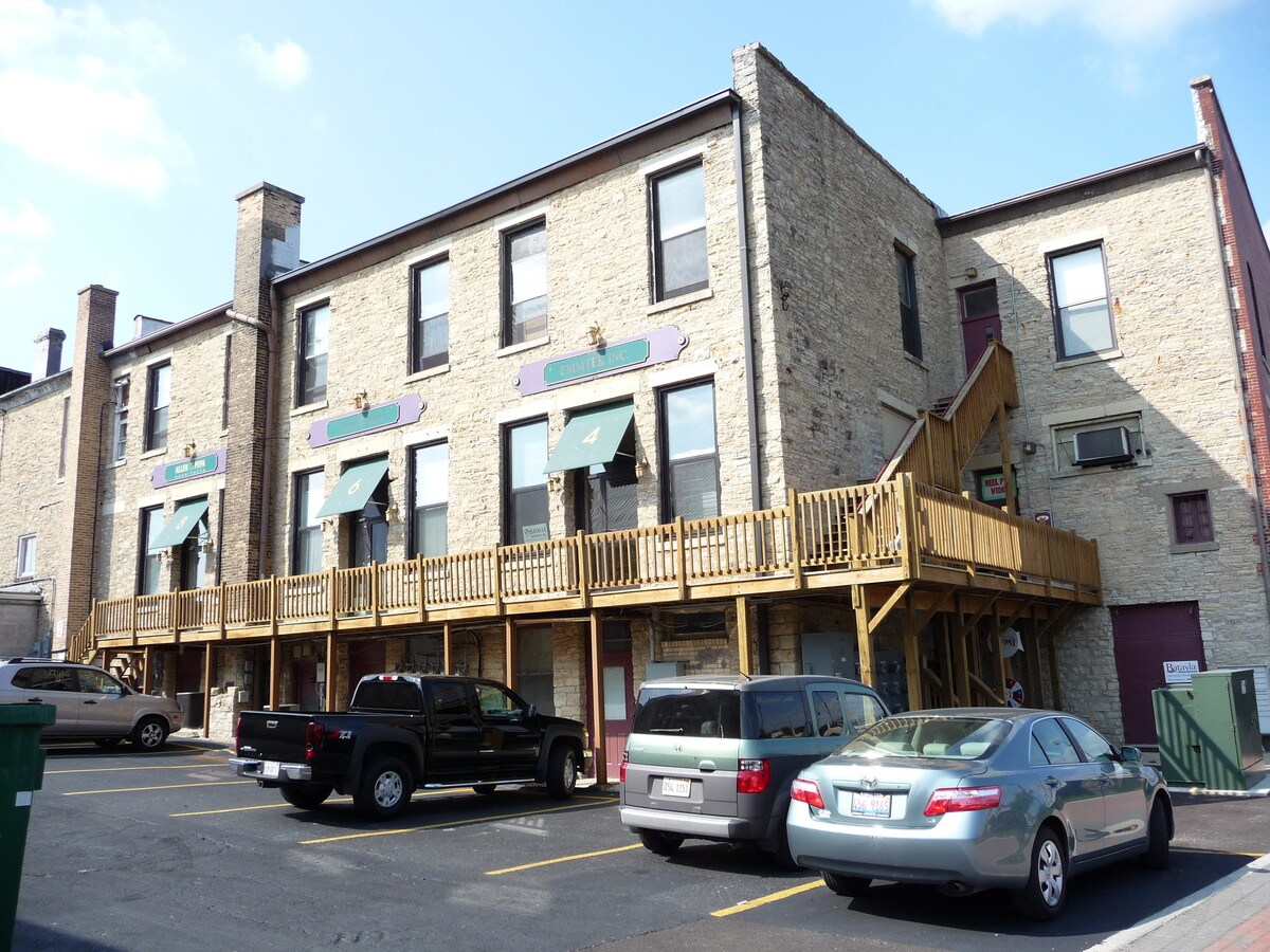 28 W Wilson St, Batavia, IL 60510