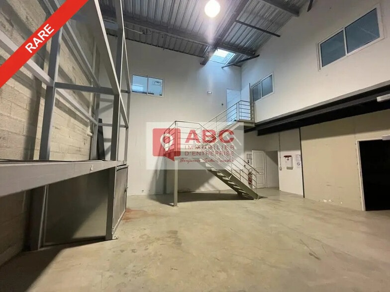 Flex in Mudaison for lease - Interior Photo - Image 2 of 6