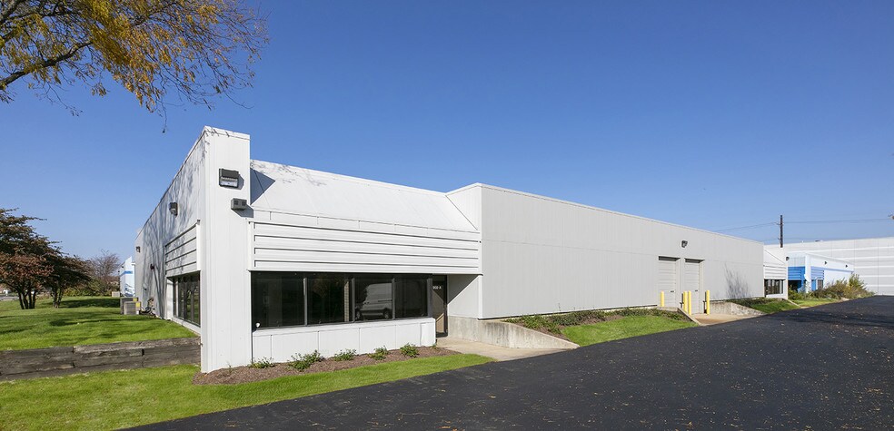 902 Paramount Pky, Batavia, IL for lease - Primary Photo - Image 1 of 3
