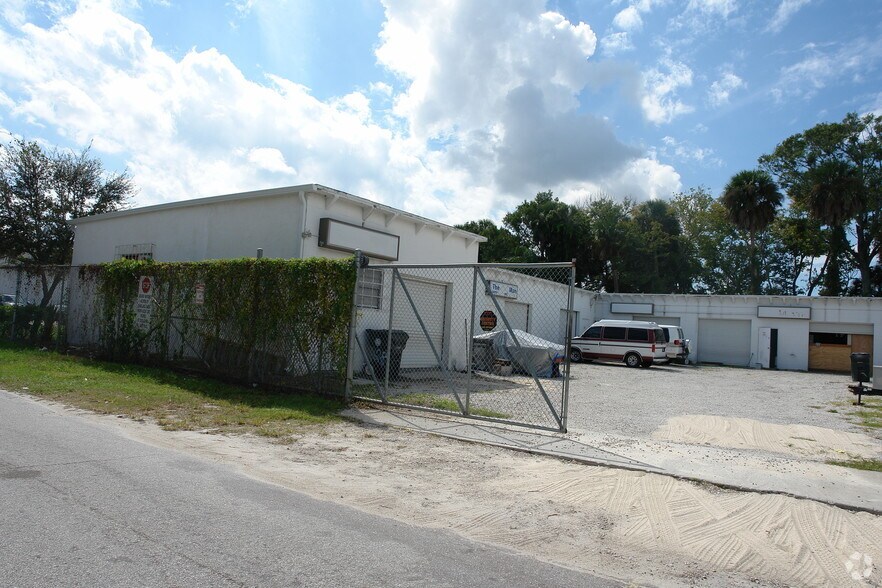 Office/Warehouse 3 Buildings portfolio of 3 properties for sale on LoopNet.com - Primary Photo - Image 3 of 3
