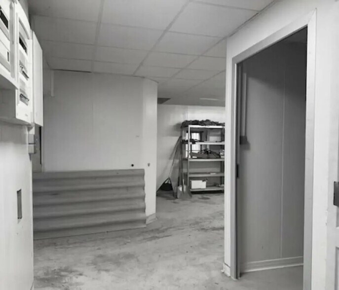 Industrial in Porte des Pierres Dorées for lease - Building Photo - Image 2 of 4