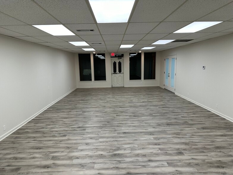 115 Village Pl, Fairfield Bay, AR for lease - Interior Photo - Image 2 of 10