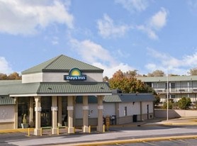 Days Inn by Wyndham Clinton - Motel