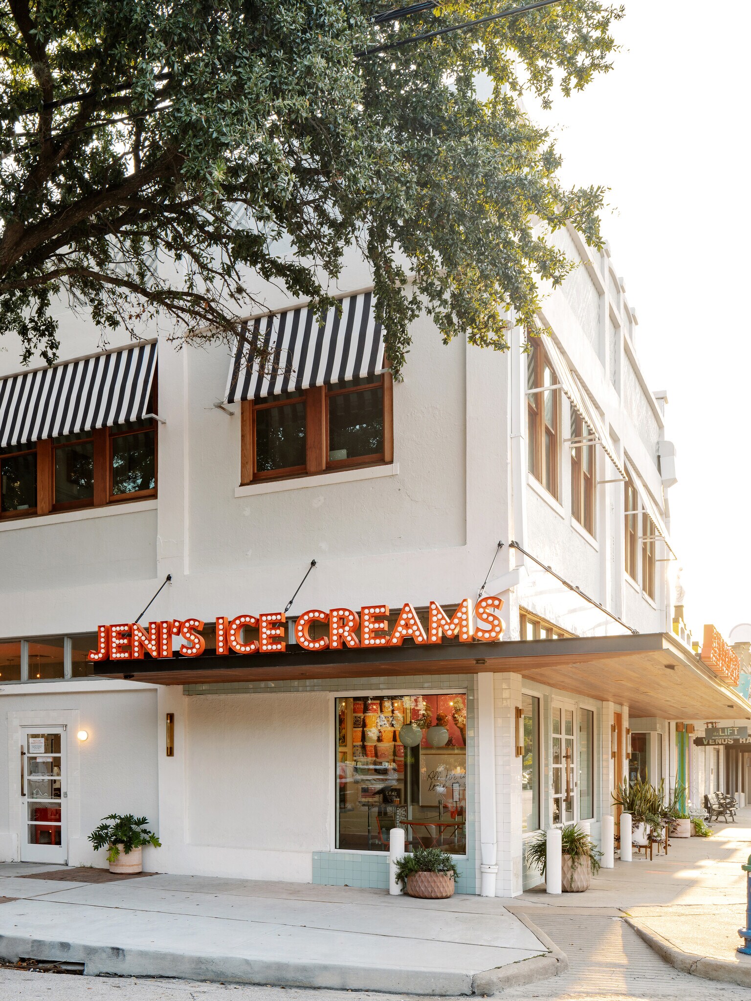 373-375 W 19th St, Houston, TX for lease Building Photo- Image 1 of 12